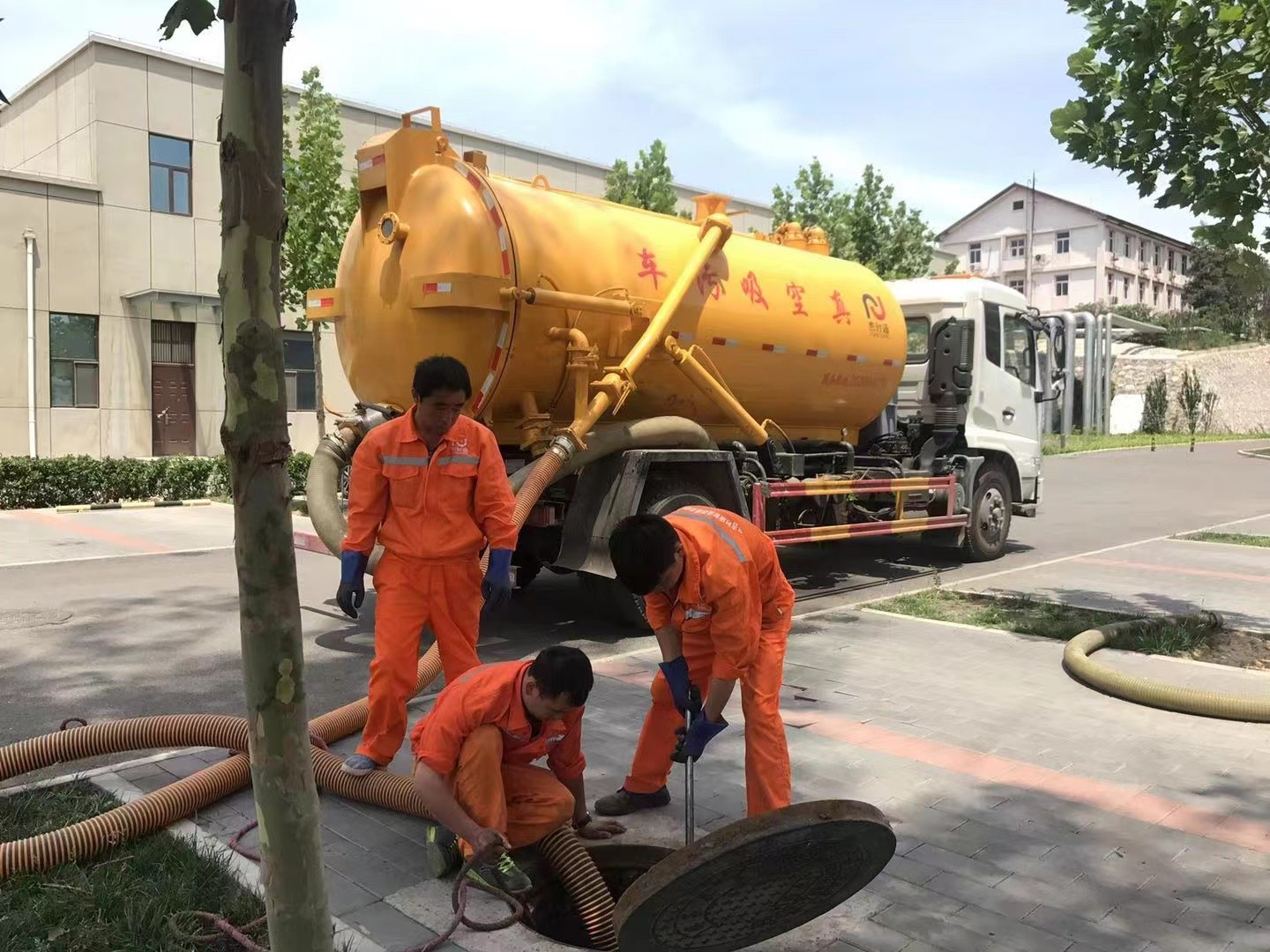 沙嘴街道管道疏通车停在窨井附近