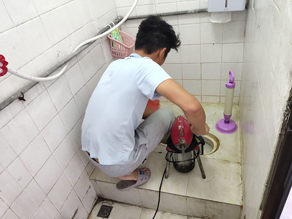 沙嘴街道管道堵塞冒臭气 专业师傅现场解决问题